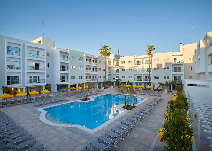 Luxury hotel only: Mayfair Gardens