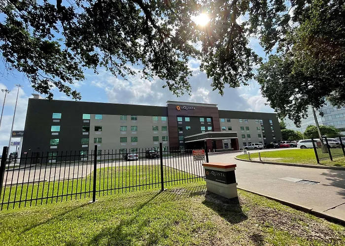 Pet Friendly hotel: La Quinta By Wyndham Houston Southwest