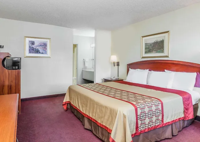 Super 8 By Wyndham Bakersfield/Central