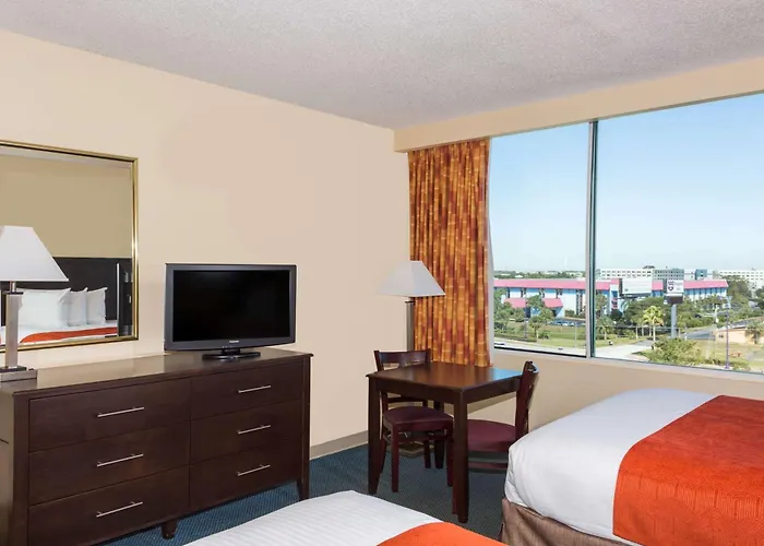 Ramada By Wyndham Kissimmee Gateway - Free Theme Park Shuttle