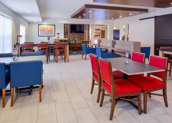 Holiday Inn Express & Suites Southfield - Detroit, An Ihg