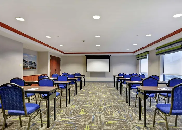 Hampton Inn & Suites Newark-Harrison-Riverwalk