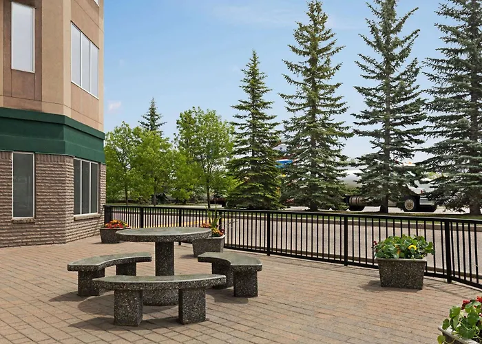 Waterpark hotels Super 8 By Wyndham Calgary Shawnessy Area