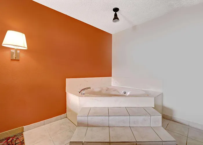 Super 8 By Wyndham Dallas South