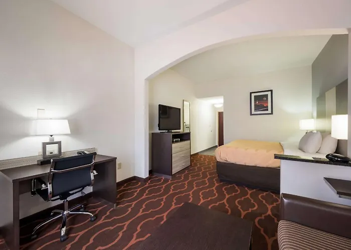 Hotel near College: Quality Inn & Suites Huntsville Research Park Area