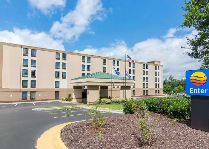 Hotel with pool: Comfort Inn Chester - Richmond South