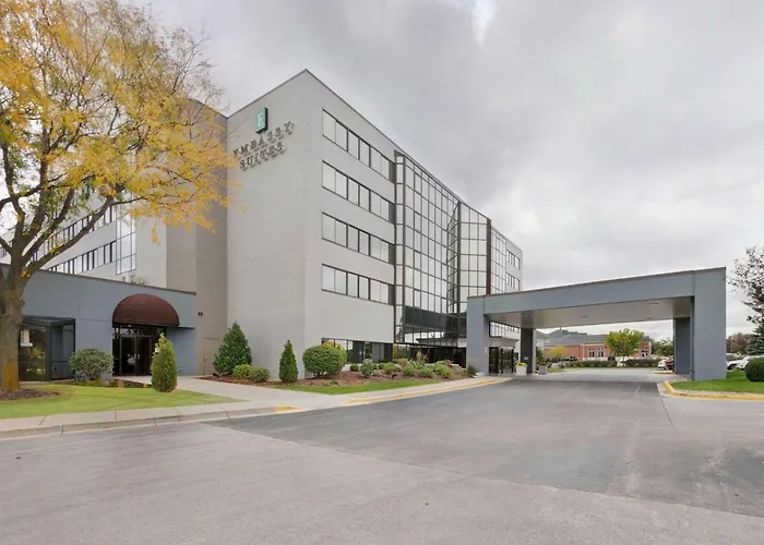 Hotel with pool: Embassy Suites By Hilton Milwaukee Brookfield