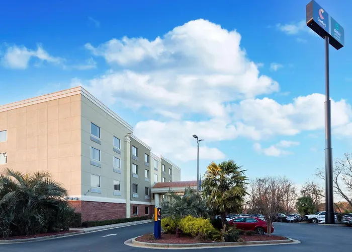 Hotel with view: Comfort Suites Forsyth Near I-75
