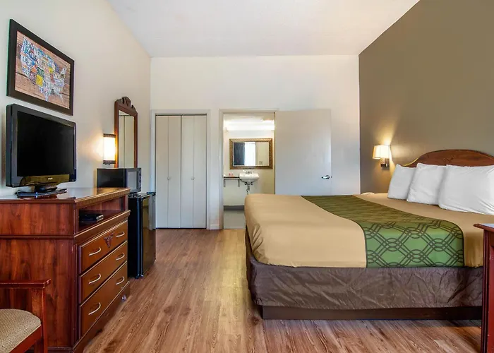 Econo Lodge Inn & Suites