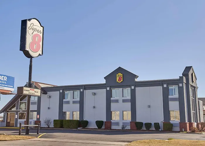 Super 8 By Wyndham Airport West Kellogg