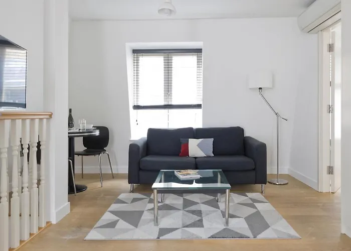 Central hotel: Crane Court By City2Stay