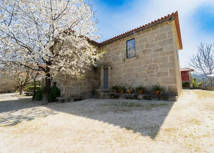 Casas De Vila Pouca