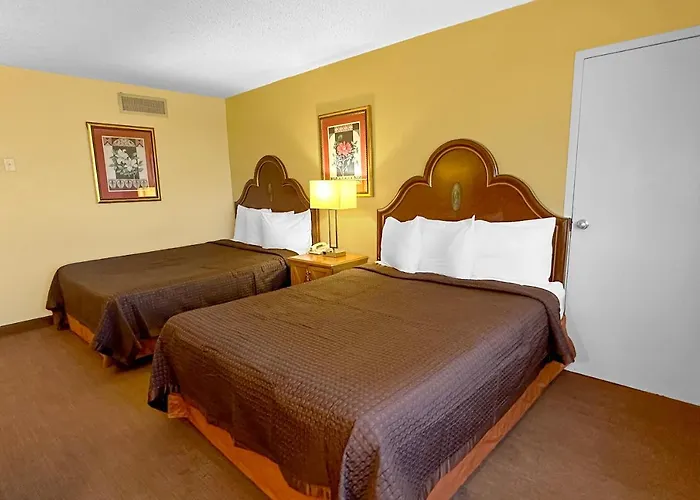 Golden Green Hotel By Oyo Charlotte