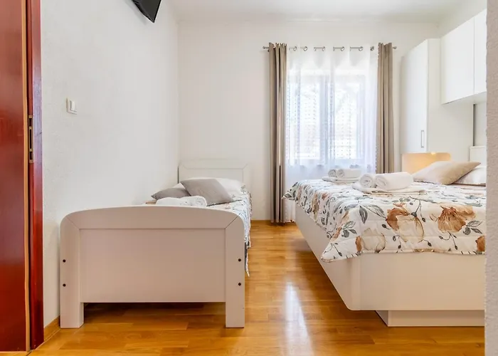 Sweet Triple Room In Makarska