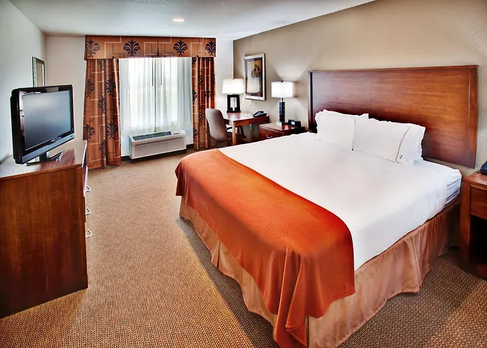 Pet Friendly hotel: Holiday Inn Express Hotel & Suites - Dubuque West By Ihg