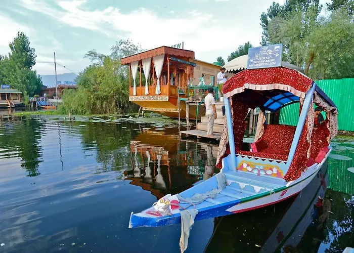Family Hotel: Green View Group Of Houseboats