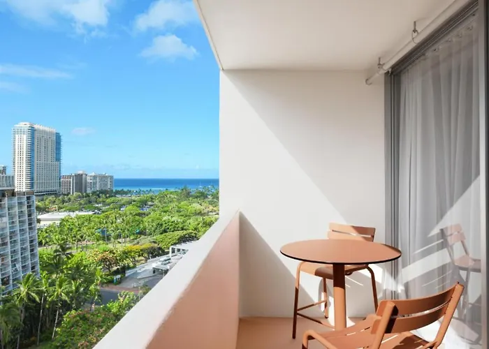 Romantic hotel: The Ambassador Hotel Of Waikiki, Tapestry Collection By Hilton