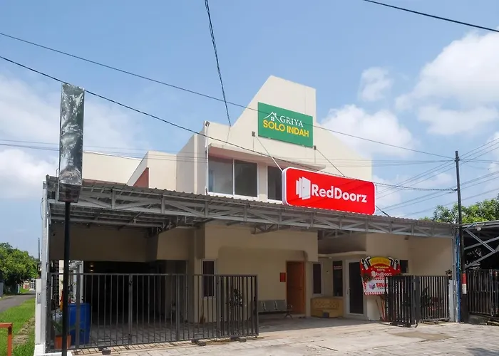 Reddoorz Plus Near Rs Jih Solo
