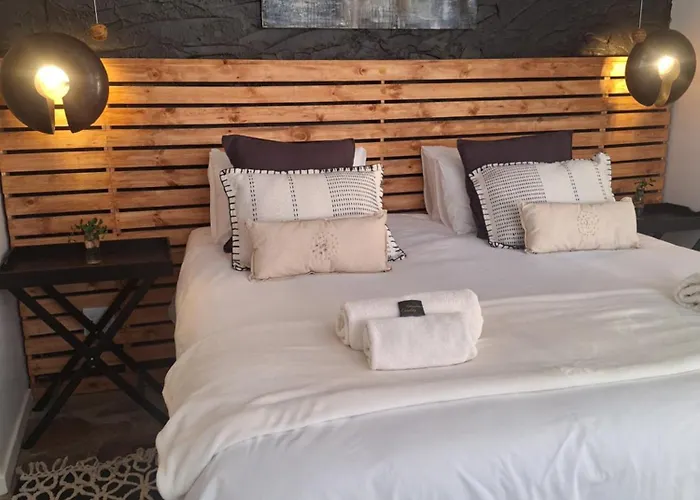 Guest house: Exquisite Private Luxury Suite With King Bed At Bokmakierie Villas