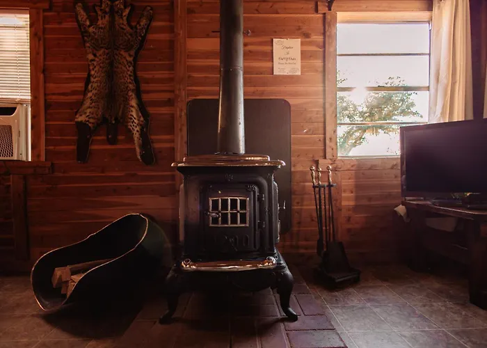 Hotel near College: Thunderbird Lodge