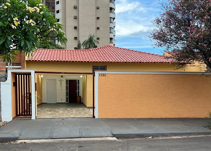 Casa da Vó Loy e seu espaço verde