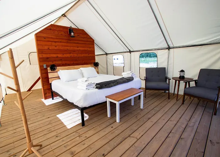 Hotel near College: Off Map Glamping