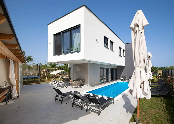 Tiki In Medulin For 16 Person With Heated Pool & Sauna Only 1 Km From The Beach