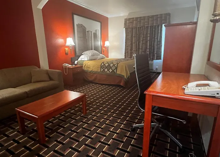 Hotel with pool: Super 8 By Wyndham Brookshire Tx