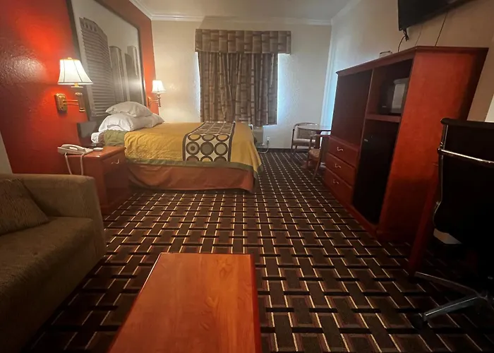 Hotel with pool: Super 8 By Wyndham Brookshire Tx