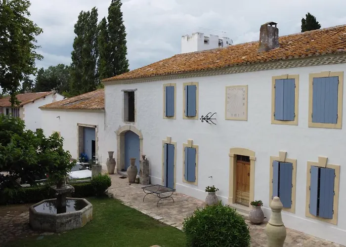 Mas du Versadou, dans un espace naturel protégé, piscine couverte chauffée toute l'année, Spa et salle de jeux