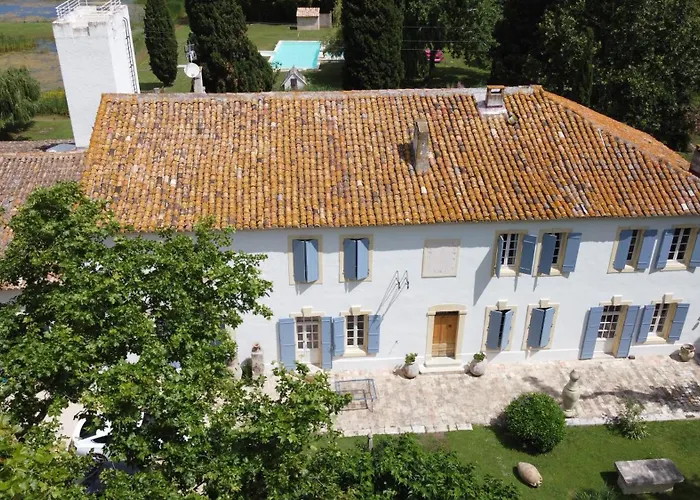 Mas du Versadou, dans un espace naturel protégé, piscine couverte chauffée toute l'année, Spa et salle de jeux