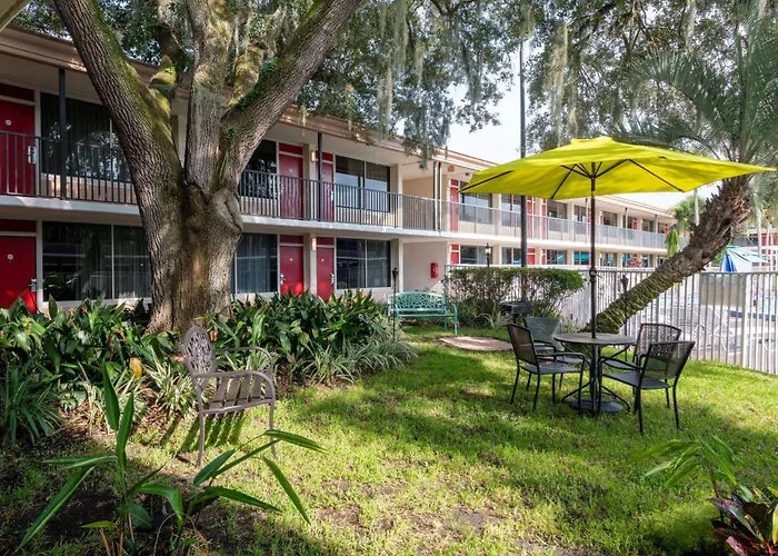 Ramada By Wyndham Kissimmee Gateway - Free Theme Park Shuttle