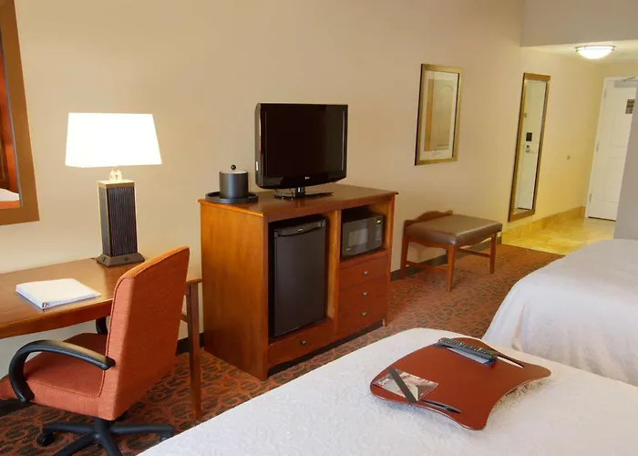 Hotel near College: Hampton Inn Bangor