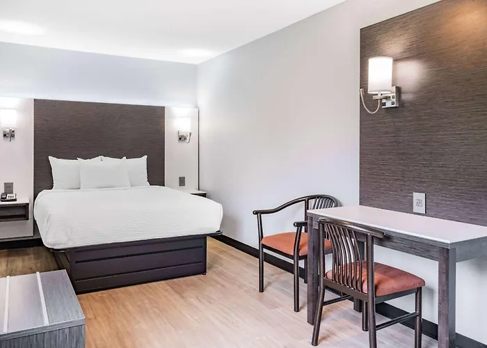 Days Inn & Suites By Wyndham /Buffalo