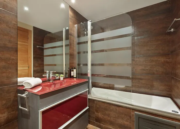 Lucas House s By Group