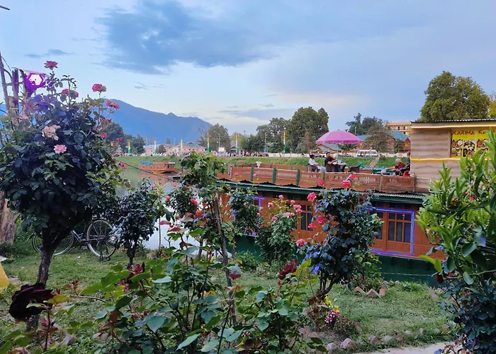 Family Hotel: Houseboat Karima Palace