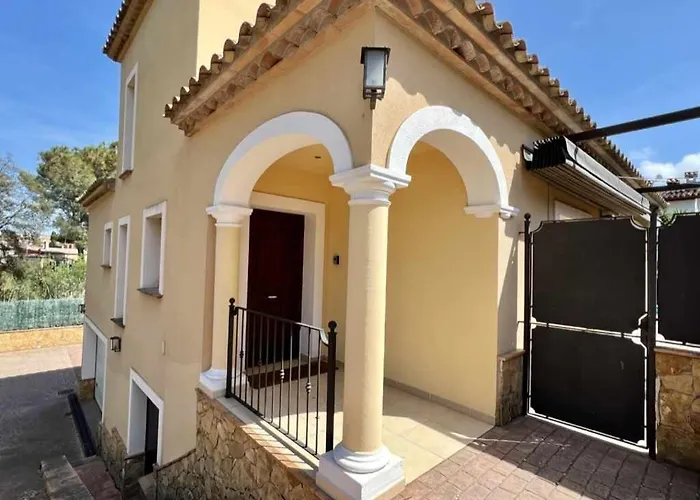 Casa Judibar con zona de barbacoa y piscina