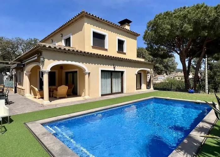 Casa Judibar con zona de barbacoa y piscina