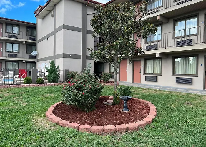 Days Inn & Suites By Wyndham Springfield On I-44