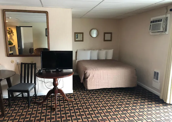 Colonial Inn Ellsworth