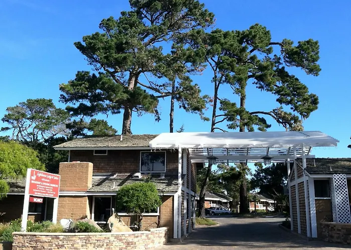 Hotels Close to Airport Lighthouse Lodge & Cottages