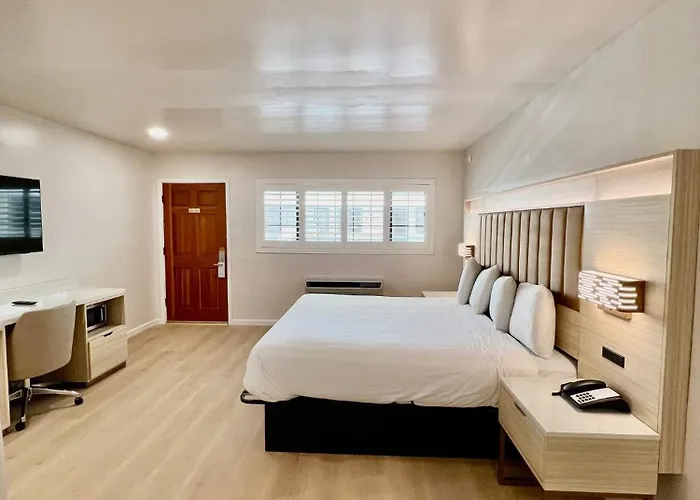 Resort: Nob Hill Motor Inn -Newly Updated Rooms!