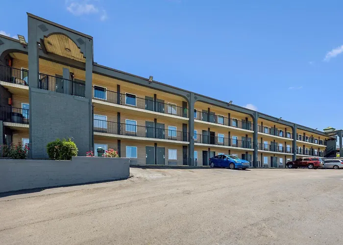 Hotel near College: Knights Inn Antioch