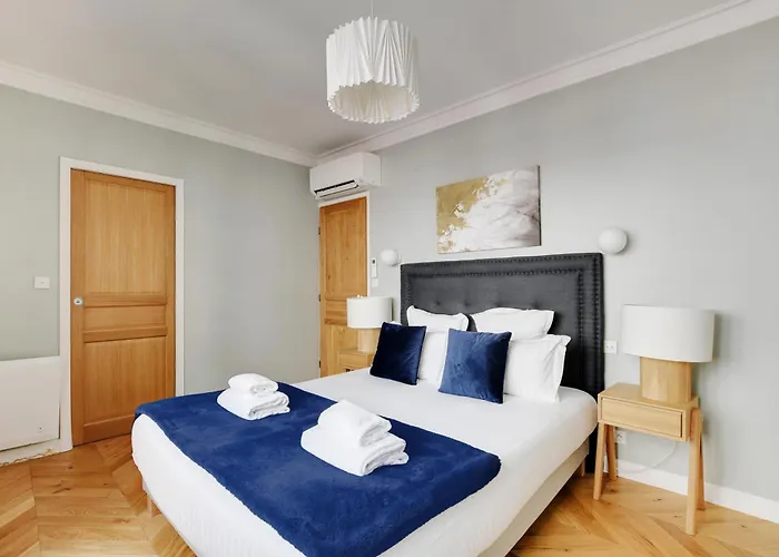 Pick A Flat'S s In Montmartre - Rue Lepic