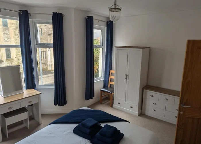Prospect House - Elegant 4-Bed Family Escape Near Ward Park & Marina