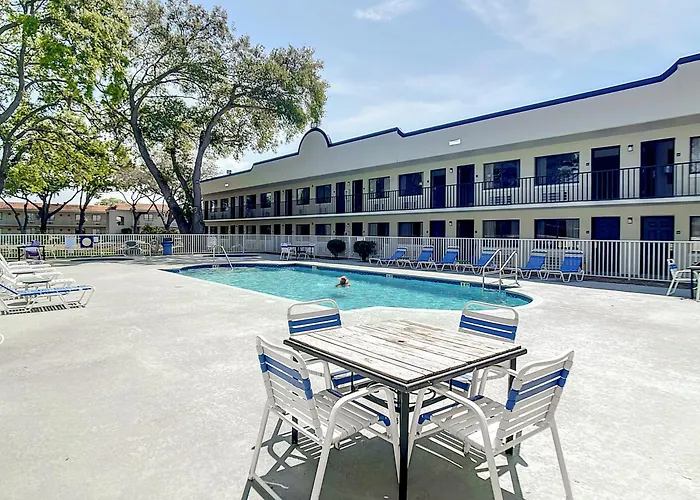 Dog friendly hotels Stayable Kissimmee West