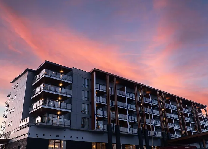 Hotel near College: Naturally Pacific Resort