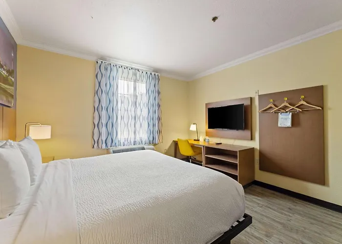 Days Inn & Suites By Wyndham Dfw Airport South-Euless
