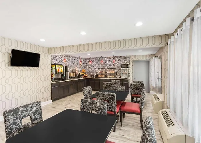 Beach hotel: Clarion Pointe - Greensboro Coliseum Area