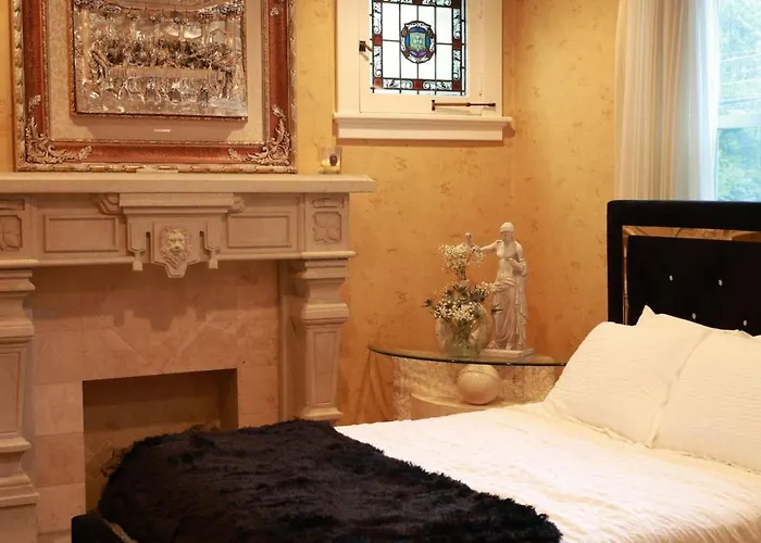Chateau Connellsville Art Deco Suite